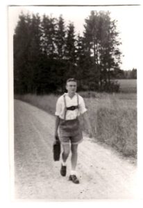 Ernst Walko 1948 mit Lederhose Erinnerungsort BADEHAUS