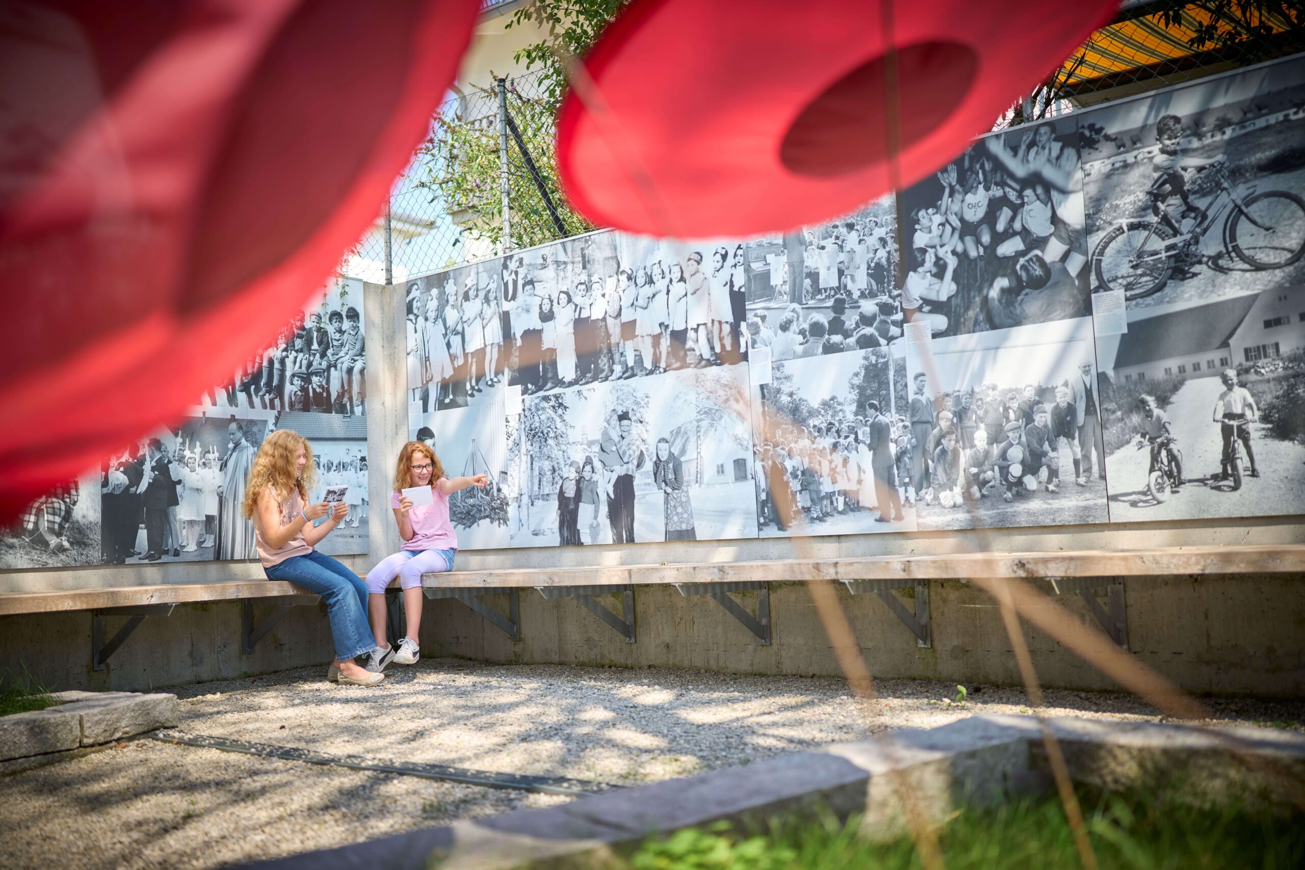 Kinderwelten in Föhrenwald und Waldram vor dem Erinnerungsort Badehaus