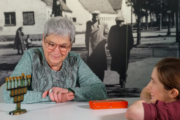 Marianne Bramer im Gespräch im Erinnerungsort BADEHAUS