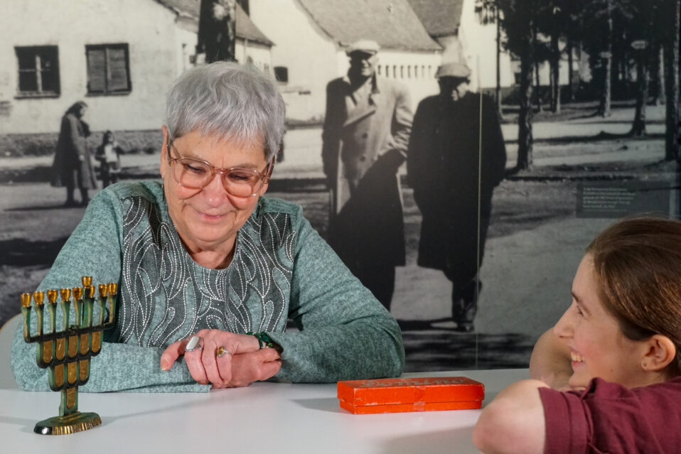 Marianne Bramer im Gespräch im Erinnerungsort BADEHAUS