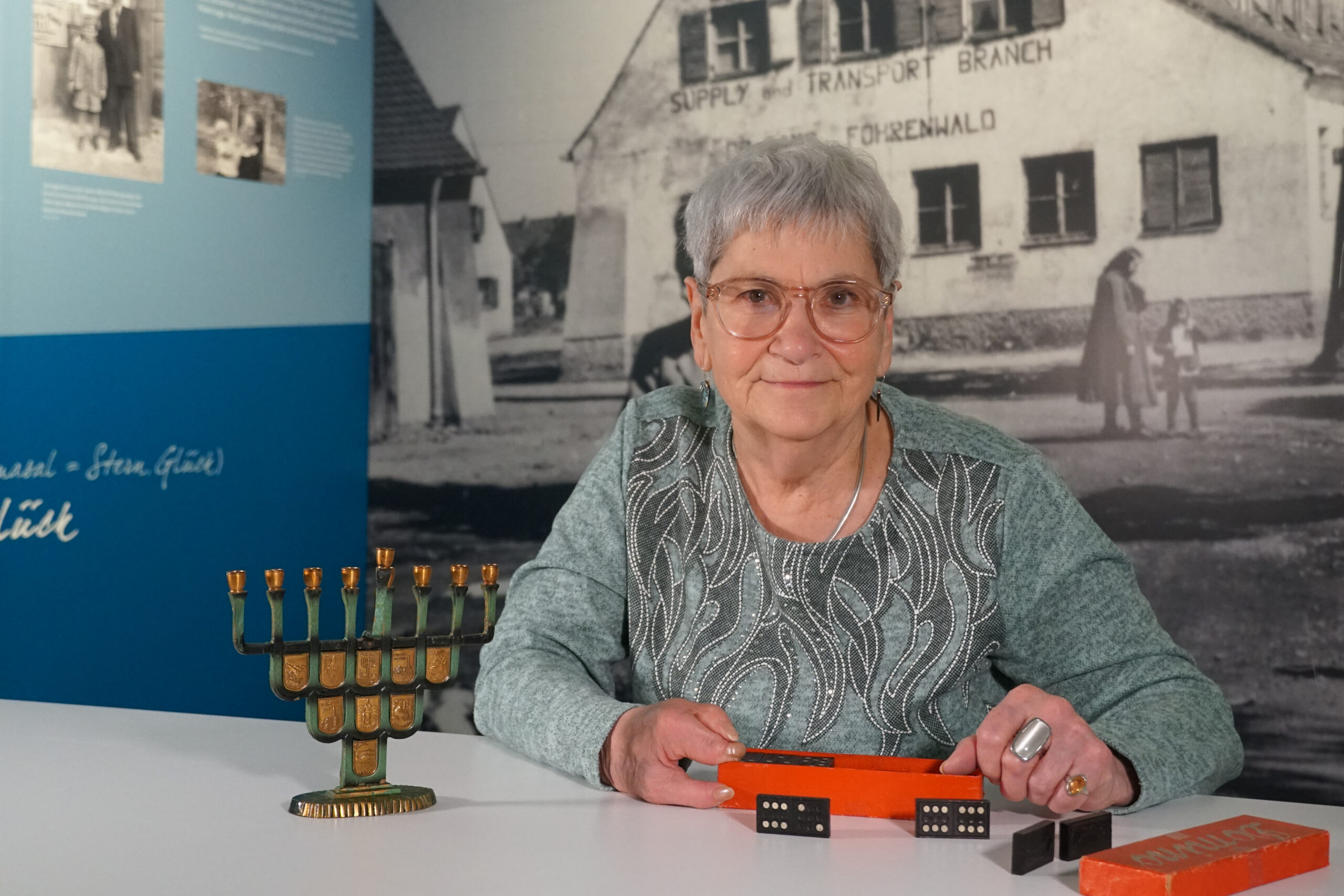 Marianne Bramer mit Chanukkia im Erinnerungsort BADEHAUS