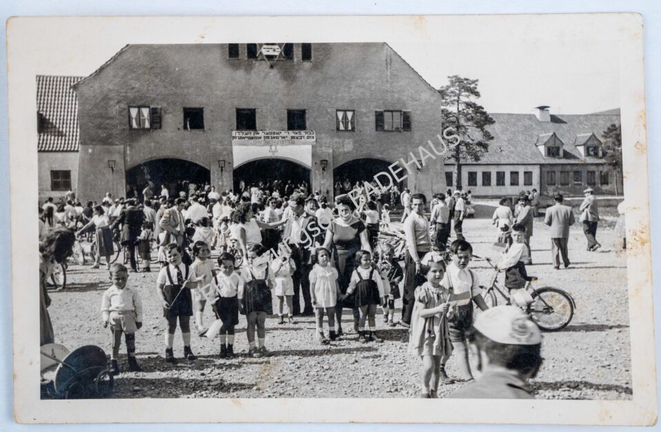 In Föhrenwald wurde der Tag der israelischen Staatsgründung gefeiert, 1955.