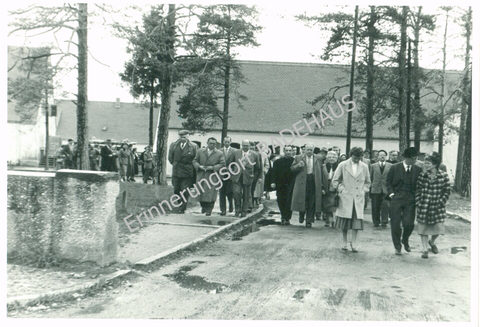 Nach der Renovierung besuchte das katholische Siedlungswerk Waldram, 1957.