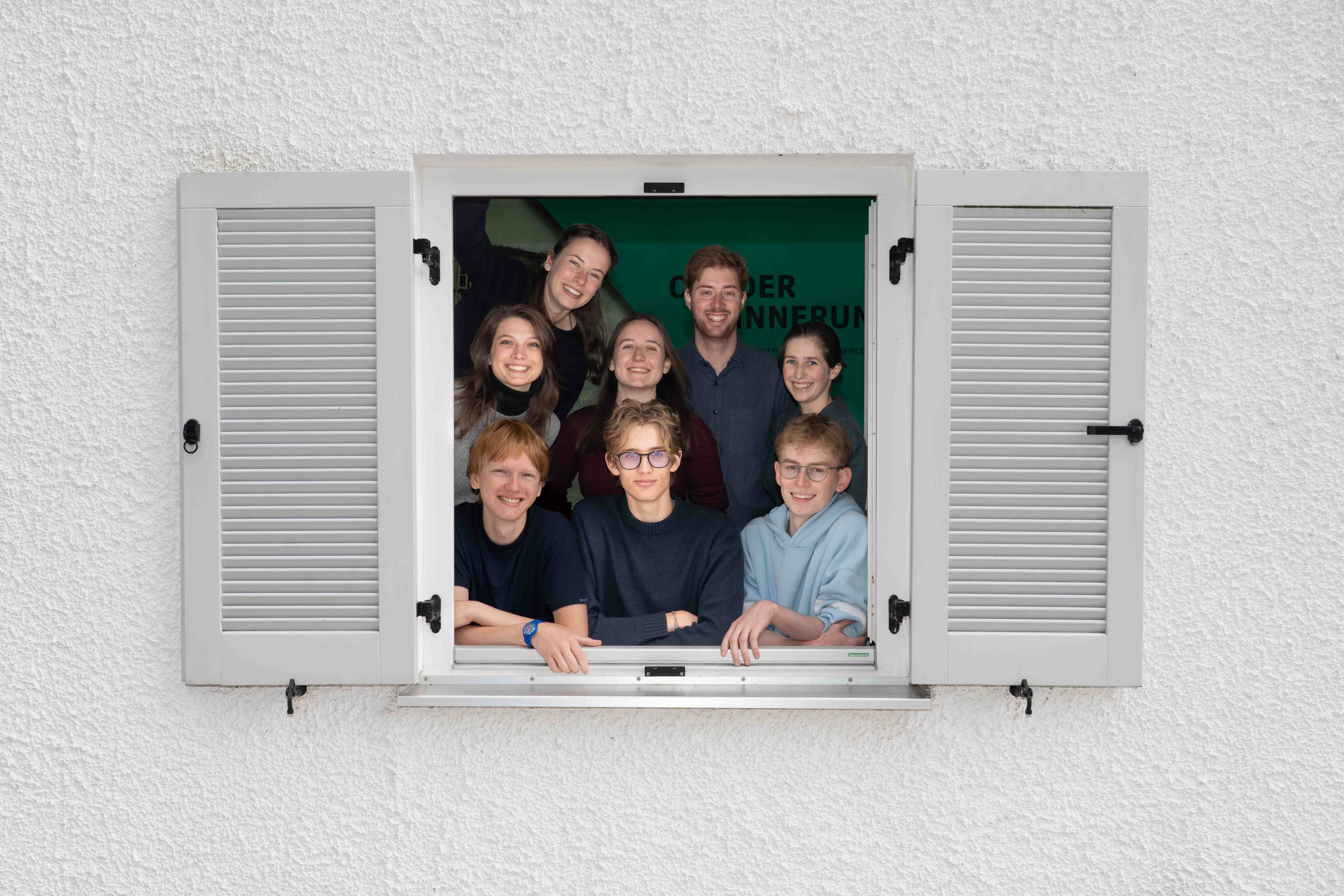 Junge Badehäusler schauen aus dem Fenster